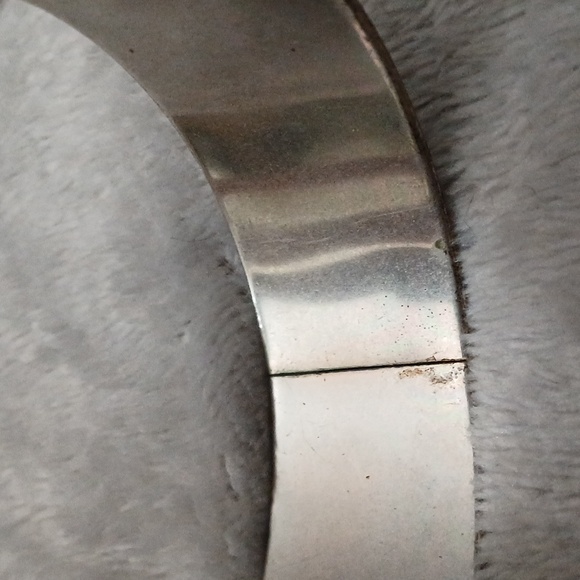 SILVERTONE CUTOUT BANGLE 7 IN - Picture 5 of 6